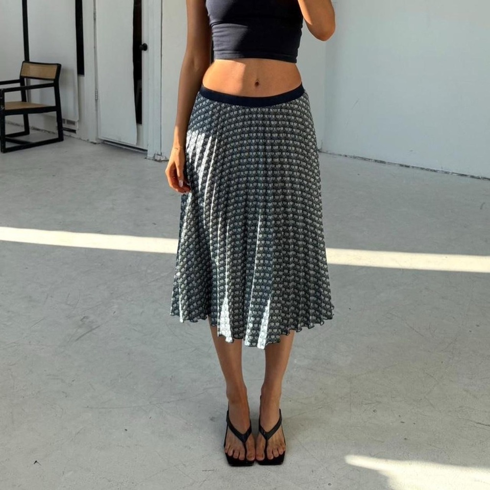 Max Studio flowy blue and white pleated midi skirt